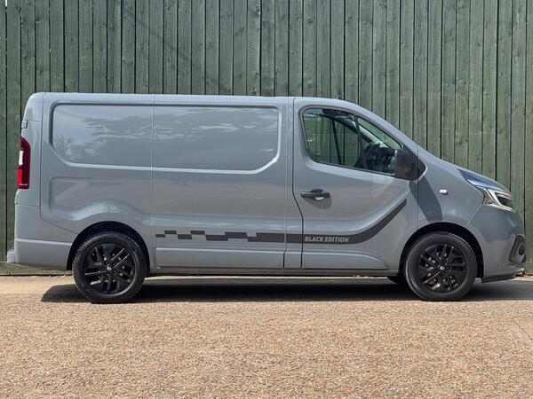 Renault Trafic 2.0 dCi ENERGY 28 Black Edition SWB Standard Roof Euro 6 (s/s) 5dr at 17th
