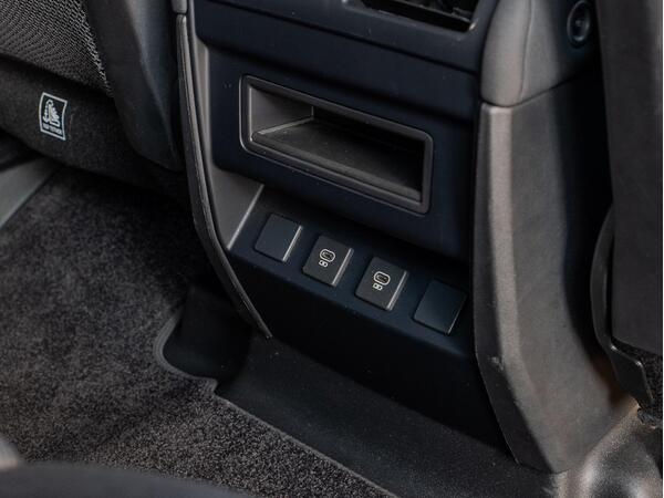 LAND ROVER DEFENDER X-DYNAMIC SE D MHEV A - Image 40