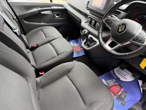 Renault Trafic 2.0 dCi Blue LL30 Sport Crew Van L2 H1 Euro 6 (s/s) 6dr at 7th