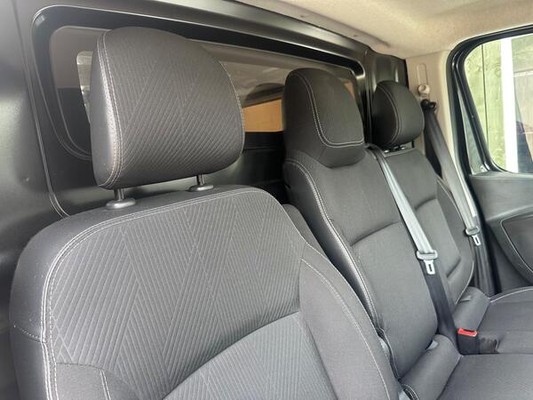 Renault Trafic 2.0 dCi ENERGY 28 Sport SWB Standard Roof Euro 6 (s/s) 5dr at 4th