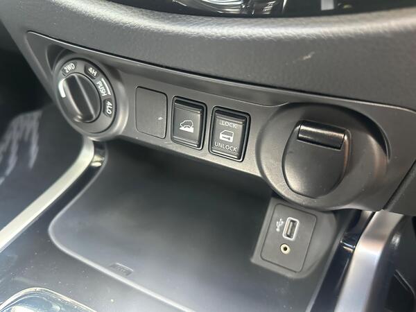 Nissan Navara 2.3 dCi N-Guard Pickup Double Cab 4dr Diesel Auto 4WD Euro 6 (190 ps)