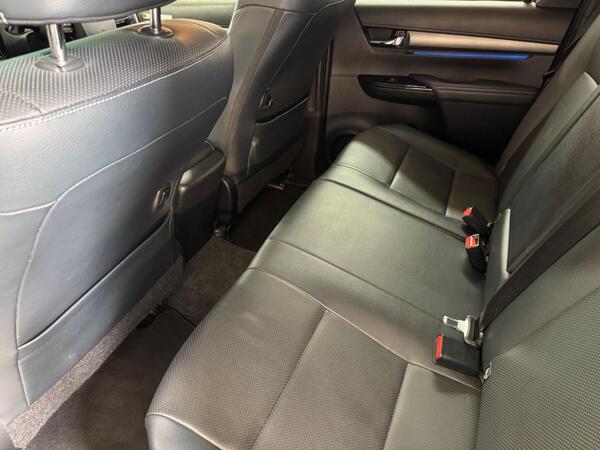 Toyota Hilux 2.8 D-4D Invincible X 4WD Euro 6 (s/s) 4dr at 14th