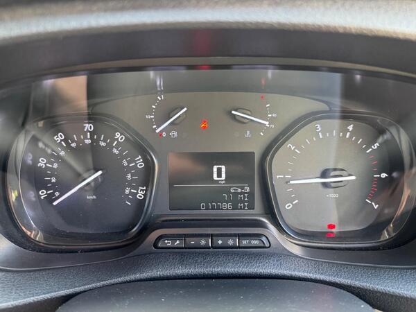 Vauxhall Vivaro 2.0 Turbo D 3100 Pro L2 H1 Euro 6 (s/s) 6dr at 12th