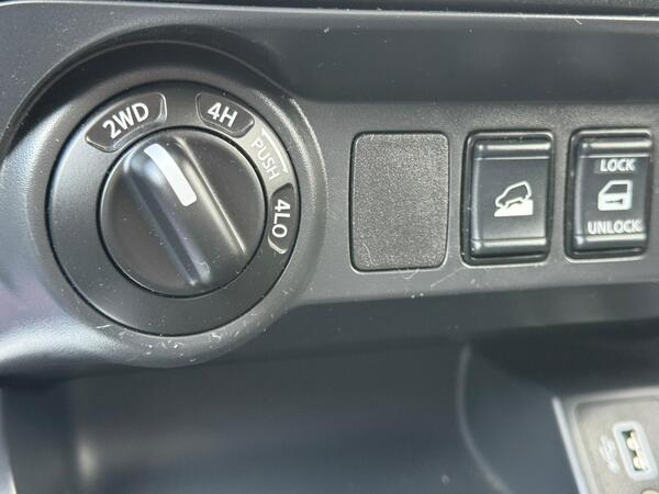 Nissan Navara 2.3 dCi Tekna 4WD Euro 6 (s/s) 4dr at 30th