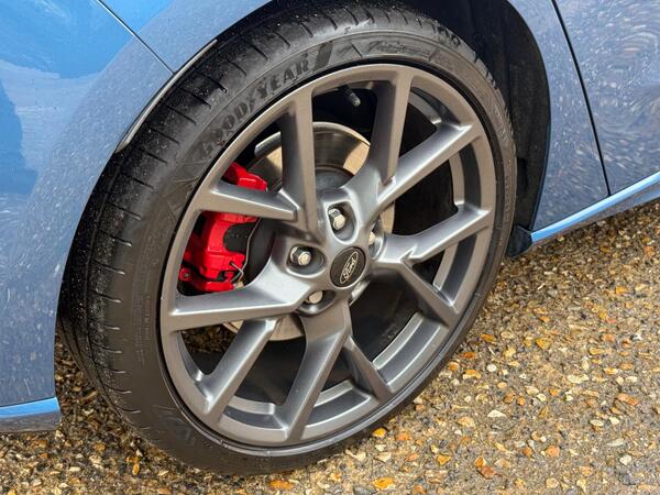 Ford Focus 2.3T EcoBoost ST Euro 6 (s/s) 5dr at 41th