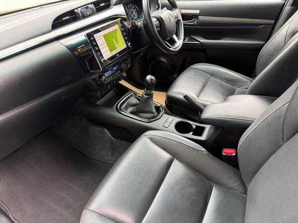 Toyota Hilux 2.8 D-4D Invincible X 4WD Euro 6 (s/s) 4dr at 12th