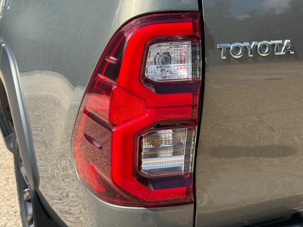 Toyota Hilux 2.8 D-4D Invincible X Auto 4WD Euro 6 (s/s) 4dr at 42th
