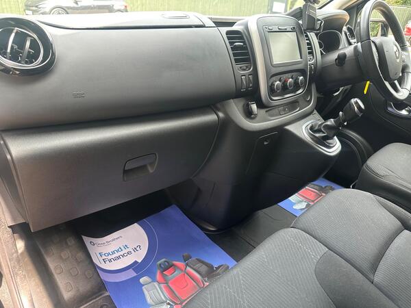 Renault Trafic 2.0 dCi ENERGY 28 Sport SWB Standard Roof Euro 6 (s/s) 5dr at 28th