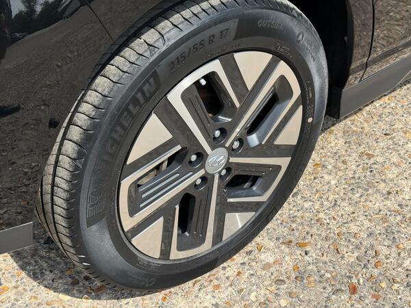 Hyundai KONA 64kWh Premium Auto 5dr (10.5kW Charger)