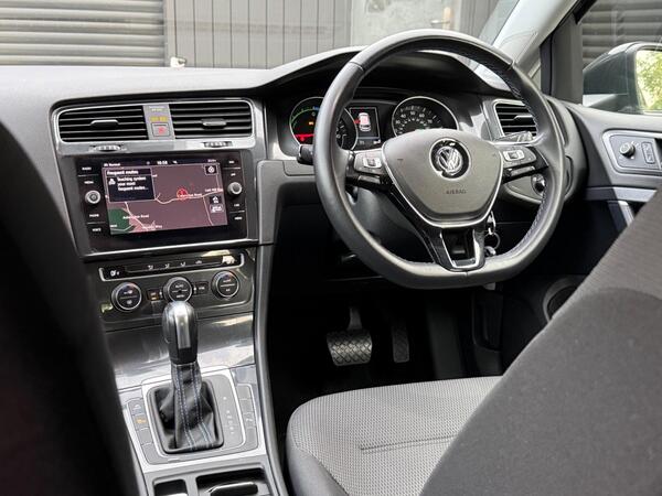 Volkswagen e-Golf 35.8kWh e-Golf Auto 5dr - Image 2