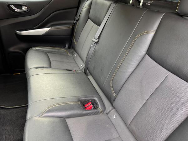 Nissan Navara 2.3 dCi N-Guard Pickup Double Cab 4dr Diesel Auto 4WD Euro 6 (190 ps)