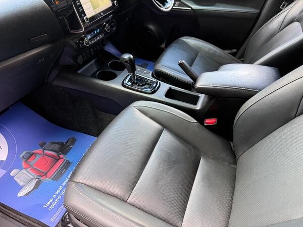 Toyota Hilux 2.8 D-4D Invincible X Auto 4WD Euro 6 (s/s) 4dr at 13th