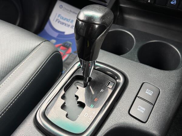 Toyota Hilux 2.8 D-4D Invincible X Auto 4WD Euro 6 (s/s) 4dr at 37th