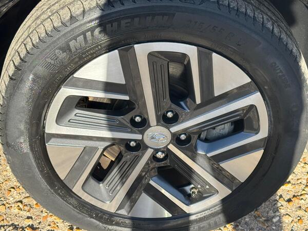 Hyundai KONA 64kWh Premium Auto 5dr (10.5kW Charger)