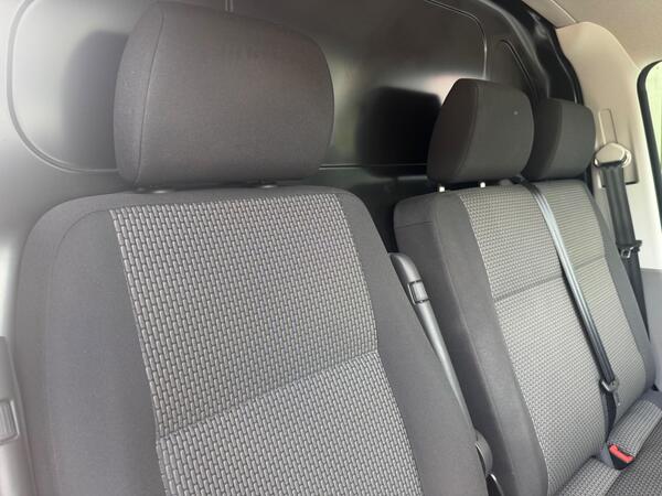 Volkswagen Transporter 2.0 TDI T30 Highline FWD SWB Euro 6 (s/s) 5dr at 8th