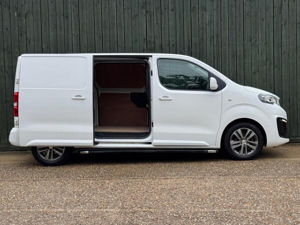 Peugeot Expert 2.0 BlueHDi 1400 Professional Plus Standard Panel Van MWB Euro 6 (s/s) 6dr at 17th