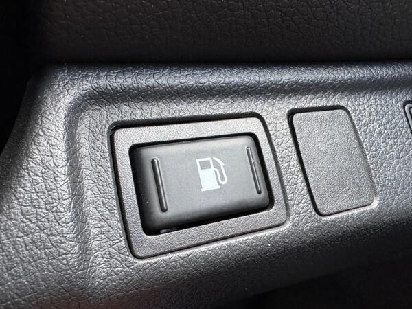 Nissan Navara 2.3 dCi Tekna Auto 4WD Euro 6 4dr at 49th