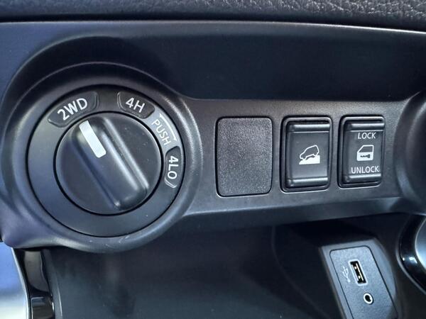 Nissan Navara 2.3 dCi Tekna Auto 4WD Euro 6 4dr at 26th