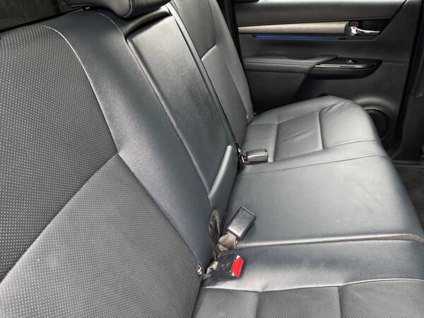 Toyota Hilux 2.8 D-4D Invincible X Auto 4WD Euro 6 (s/s) 4dr at 14th