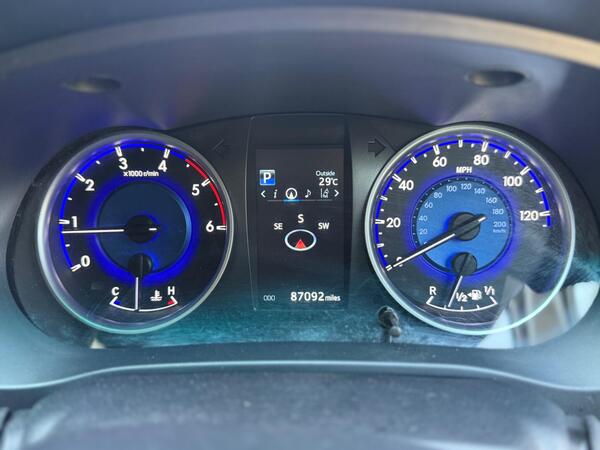 Toyota Hilux 2.4 D-4D Invincible Auto 4WD Euro 6 (s/s) 4dr (TSS) at 19th