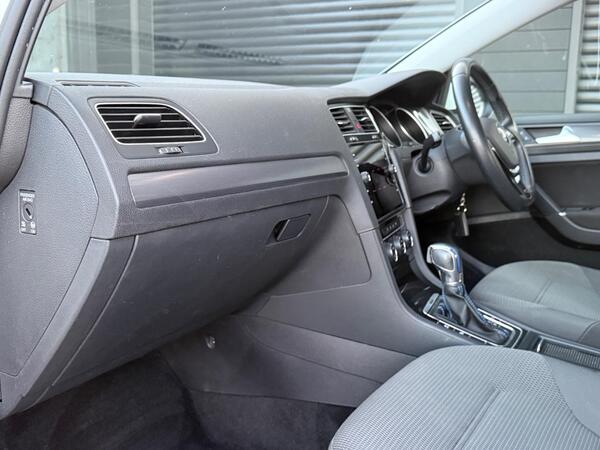 Volkswagen e-Golf 35.8kWh e-Golf Auto 5dr - Image 3