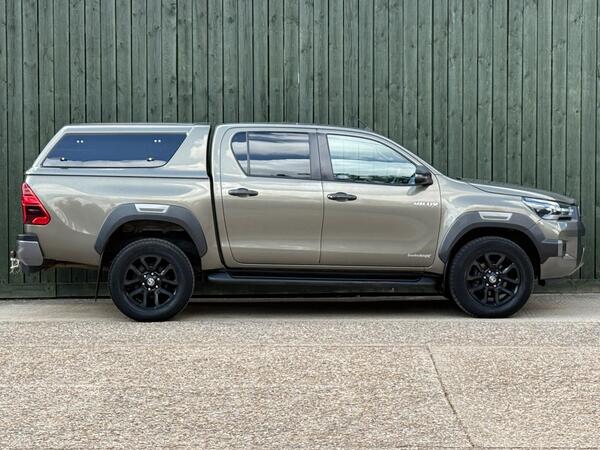 Toyota Hilux 2.8 D-4D Invincible X Auto 4WD Euro 6 (s/s) 4dr at 17th