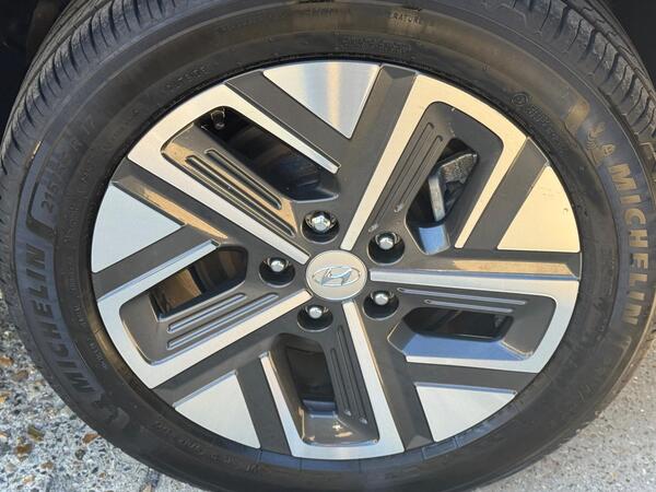 Hyundai KONA 64kWh Premium Auto 5dr (10.5kW Charger)