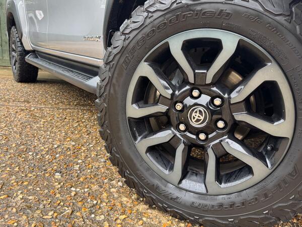 Toyota Hilux 2.8 D-4D Invincible X Auto 4WD Euro 6 (s/s) 4dr at 36th