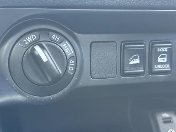 Nissan Navara 2.3 dCi N-Guard 4WD Euro 6 (s/s) 4dr at 38th