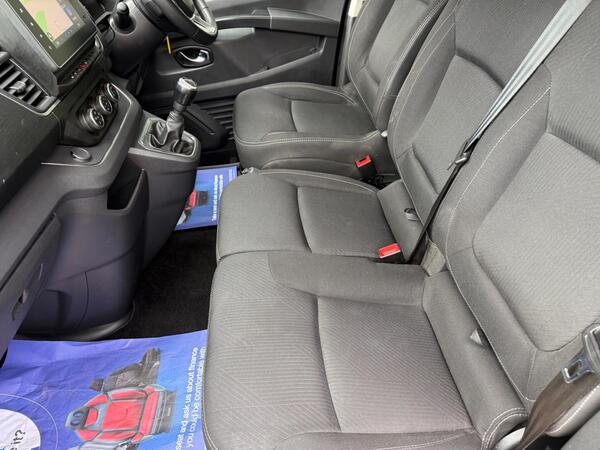 Renault Trafic 2.0 dCi Blue LL30 Sport Crew Van L2 H1 Euro 6 (s/s) 6dr at 17th