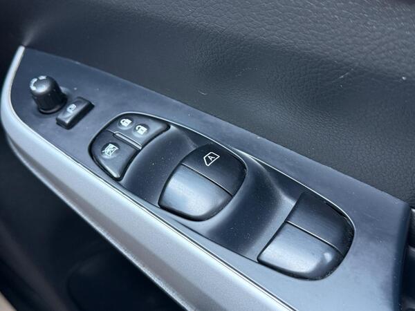 Nissan Navara 2.3 dCi N-Guard 4WD Euro 6 (s/s) 4dr at 26th