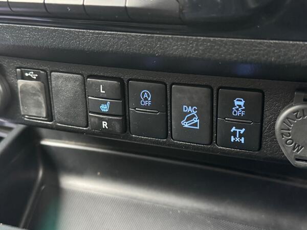Toyota Hilux 2.8 D-4D Invincible X Auto 4WD Euro 6 (s/s) 4dr at 20th