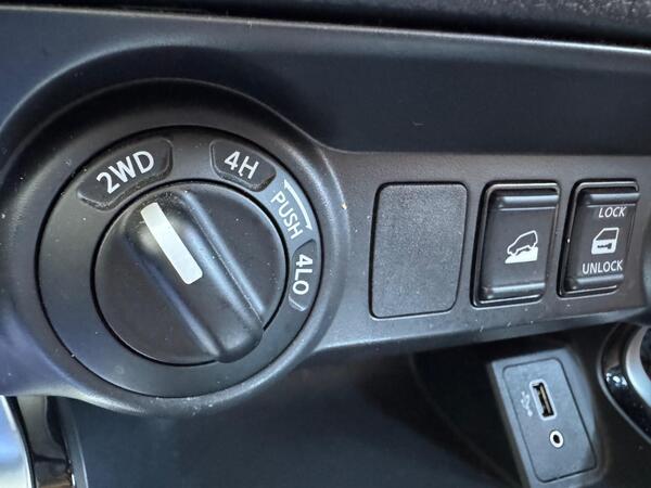 Nissan Navara 2.3 dCi N-Guard Auto 4WD Euro 6 4dr at 21th