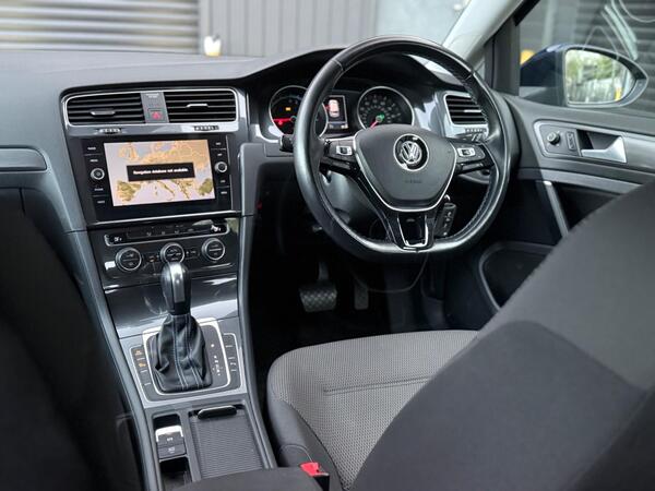 Volkswagen e-Golf 35.8kWh e-Golf Auto 5dr - Image 2