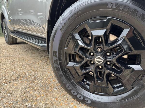 Nissan Navara 2.3 dCi N-Guard Pickup Double Cab 4dr Diesel Auto 4WD Euro 6 (190 ps)