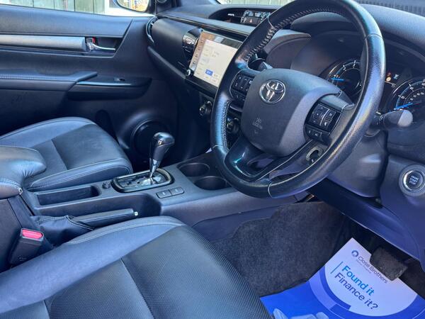 Toyota Hilux 2.8 D-4D Invincible X Auto 4WD Euro 6 (s/s) 4dr at 5th