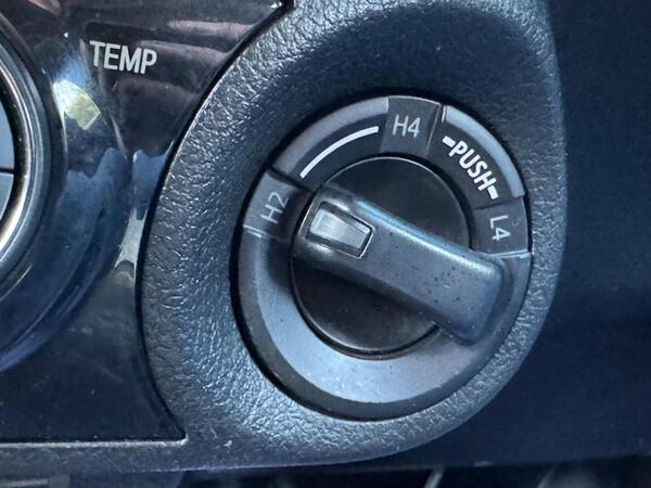 Toyota Hilux 2.8 D-4D Invincible X Auto 4WD Euro 6 (s/s) 4dr at 19th