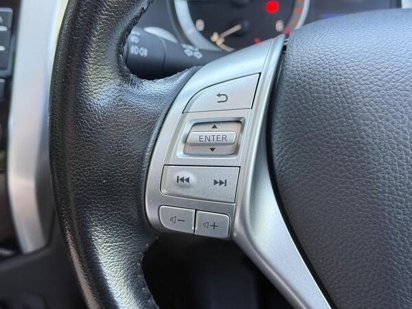Nissan Navara 2.3 dCi N-Guard Auto 4WD Euro 6 4dr at 34th