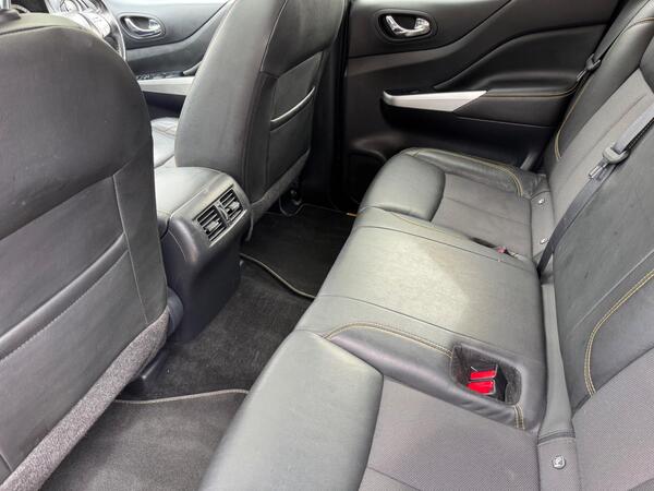 Nissan Navara 2.3 dCi N-Guard Pickup Double Cab 4dr Diesel Auto 4WD Euro 6 (190 ps)