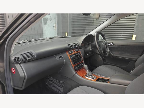 Mercedes-Benz C Class 2.0 C200 Kompressor Classic 4dr - Image 3