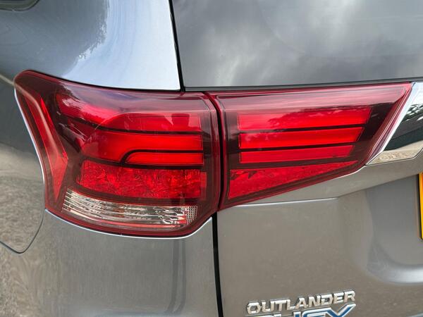 Mitsubishi Outlander 2.4h TwinMotor 13.8kWh Design CVT 4WD Euro 6 (s/s) 5dr at 37th