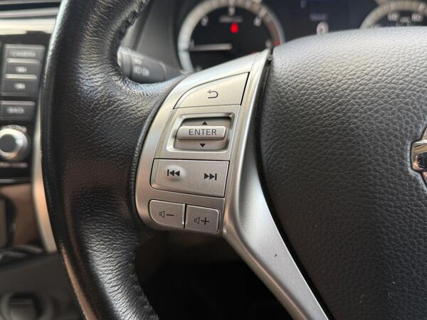 Nissan Navara 2.3 dCi N-Guard Auto 4WD Euro 6 4dr at 39th