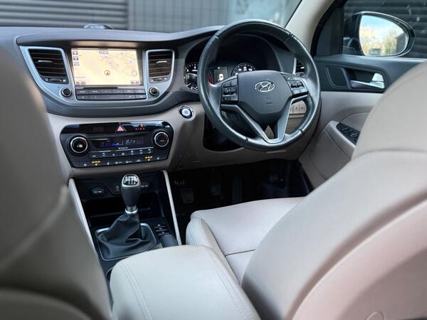 Hyundai TUCSON 2.0 CRDi Blue Drive Premium SE Euro 6 (s/s) 5dr - Image 2