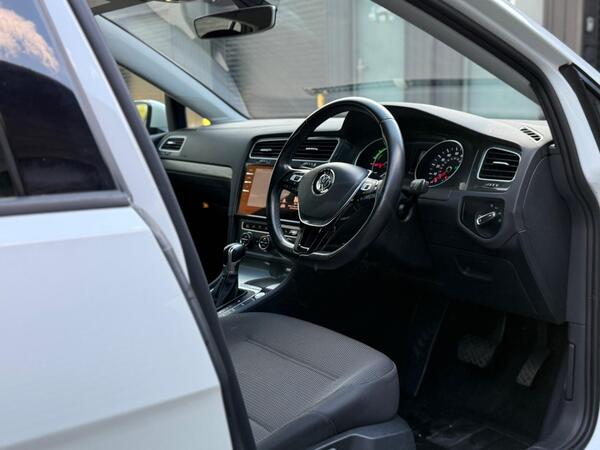Volkswagen e-Golf 35.8kWh e-Golf Auto 5dr - Image 3