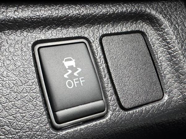 Nissan Navara 2.3 dCi N-Guard Pickup Double Cab 4dr Diesel Auto 4WD Euro 6 (190 ps)