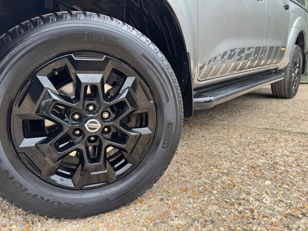 Nissan Navara 2.3 dCi N-Guard Pickup Double Cab 4dr Diesel Auto 4WD Euro 6 (190 ps)