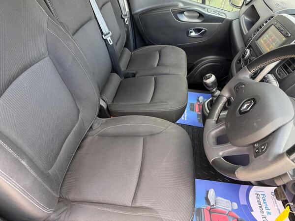 Renault Trafic 2.0 dCi ENERGY 28 Black Edition SWB Standard Roof Euro 6 (s/s) 5dr at 2th