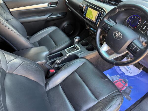 Toyota Hilux 2.4 D-4D Invincible Auto 4WD Euro 6 (s/s) 4dr (TSS) at 7th