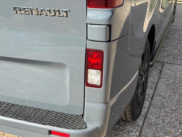 Renault Trafic 2.0 dCi ENERGY 28 Black Edition SWB Standard Roof Euro 6 (s/s) 5dr at 36th