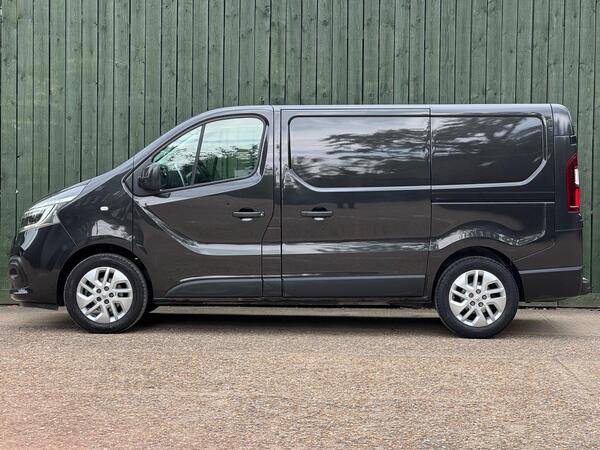 Renault Trafic 2.0 dCi ENERGY 28 Sport SWB Standard Roof Euro 6 (s/s) 5dr at 11th